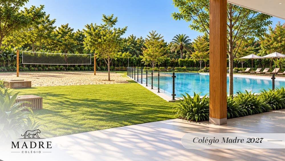 Área de lazer externa com piscina e gramado