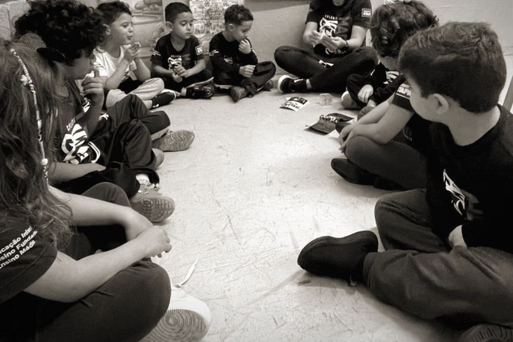 Alunos em roda de conversa em sala